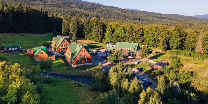 Chatová osada v polských Krkonoších: pokoje až pro 5 osob se snídaní, sauna