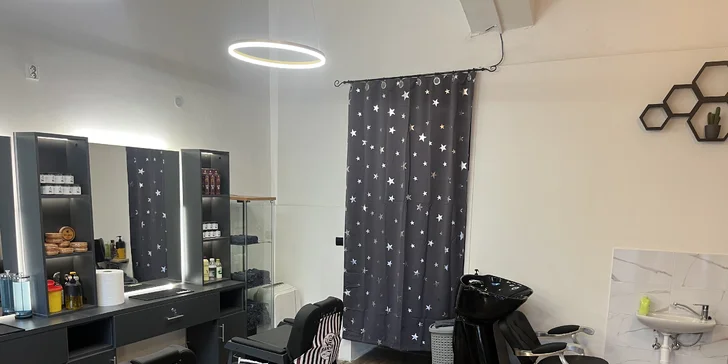 Klasický pánský střih s úpravou kontur ve Fade Club Barber u náměstí Míru