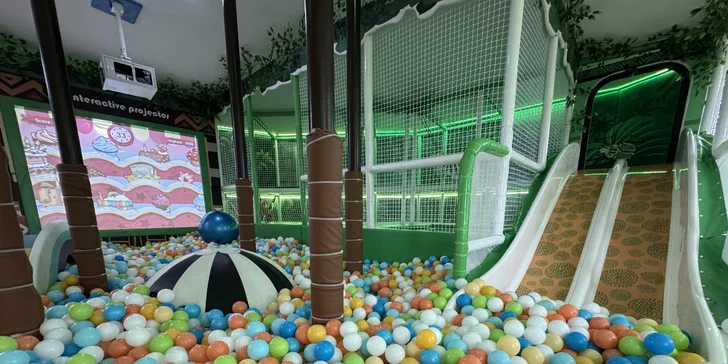 Útulné chatky u rybníka na úpatí Orlických hor pro pár i rodinu: jídlo, sauny a biotop