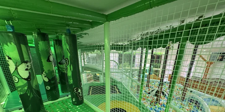 Útulné chatky u rybníka na úpatí Orlických hor pro pár i rodinu: jídlo, sauny a biotop