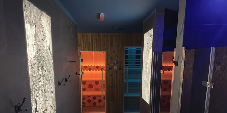 Útulné chatky u rybníka na úpatí Orlických hor pro pár i rodinu: jídlo, sauny a biotop