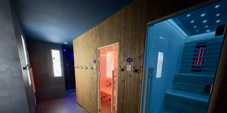 Útulné chatky u rybníka na úpatí Orlických hor pro pár i rodinu: jídlo, sauny a biotop