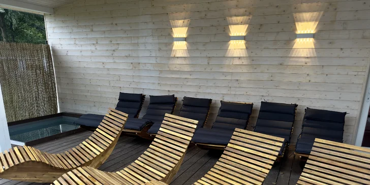 Útulné chatky u rybníka na úpatí Orlických hor pro pár i rodinu: jídlo, sauny a biotop