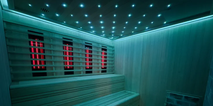 Útulné chatky u rybníka na úpatí Orlických hor pro pár i rodinu: jídlo, sauny a biotop