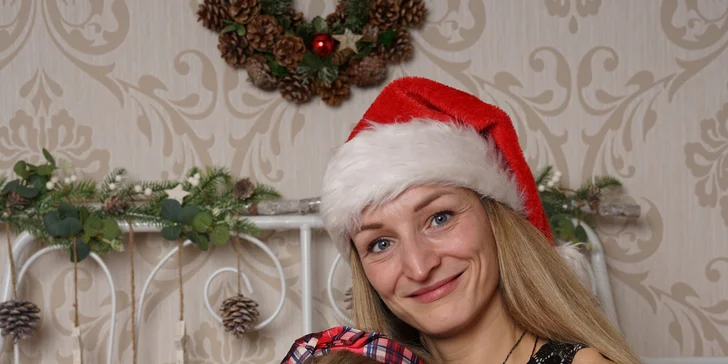 Vánoční focení v ateliéru s italským fotografem: 45 minut, 3 pozadí na výběr
