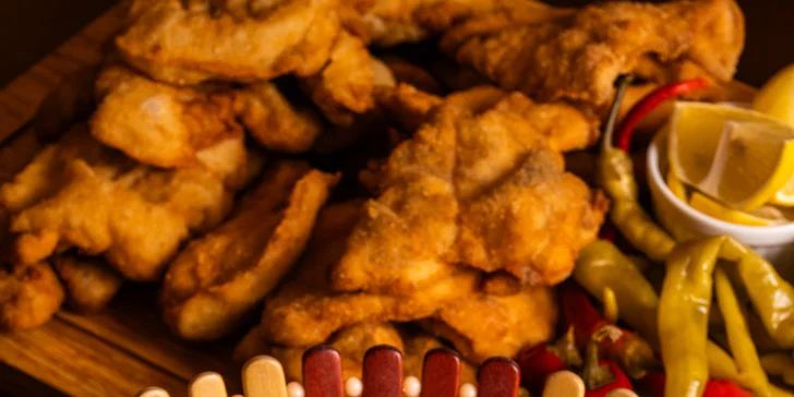 Prkno s kuřecími a vepřovými řízky a smaženou goudou o váze 0,5–2 kg vč. příloh až pro 8 osob