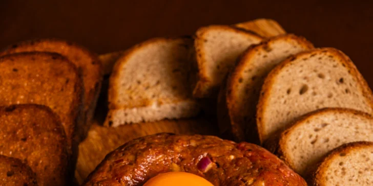 Půl kila tataráku a 20 topinek s česnekem U Zlaté konve v centru Brna