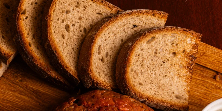 Půl kila tataráku a 20 topinek s česnekem U Zlaté konve v centru Brna