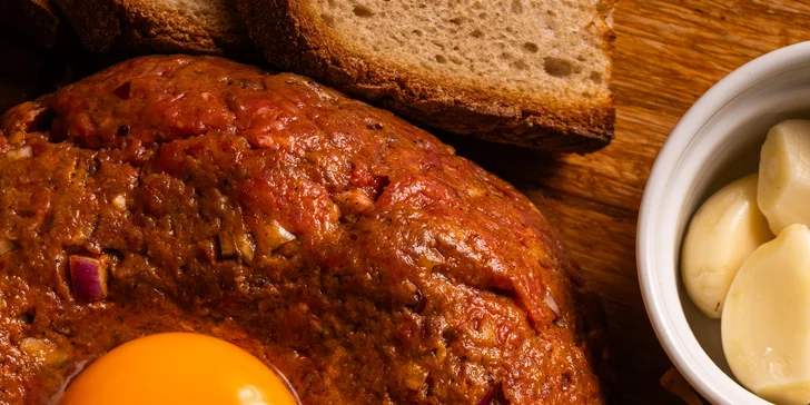 Půl kila tataráku a 20 topinek s česnekem U Zlaté konve v centru Brna