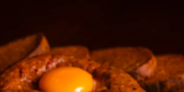 Půl kila tataráku a 20 topinek s česnekem U Zlaté konve v centru Brna