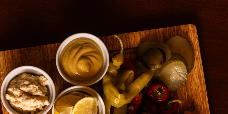 Prkno s kuřecími a vepřovými řízky a smaženou goudou o váze 0,5–2 kg vč. příloh až pro 8 osob