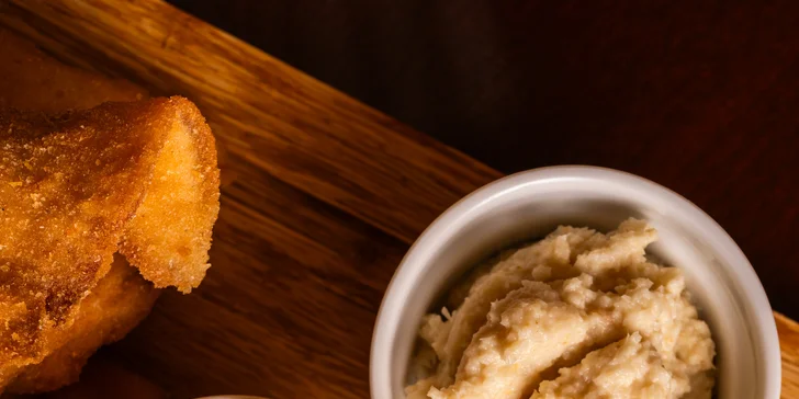 Prkno s kuřecími a vepřovými řízky a smaženou goudou o váze 0,5–2 kg vč. příloh až pro 8 osob