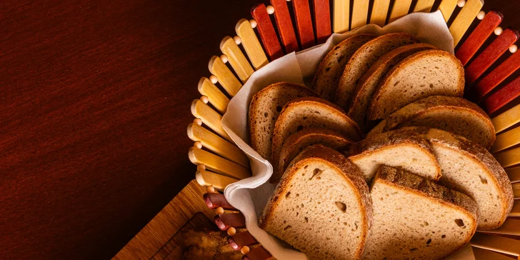 Prkno s kuřecími a vepřovými řízky a smaženou goudou o váze 0,5–2 kg vč. příloh až pro 8 osob