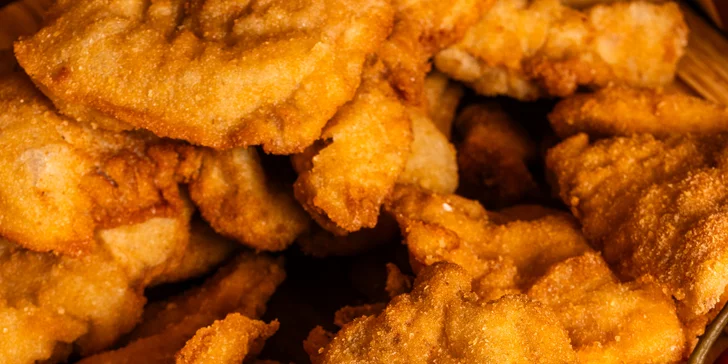 Prkno s kuřecími a vepřovými řízky a smaženou goudou o váze 0,5–2 kg vč. příloh až pro 8 osob