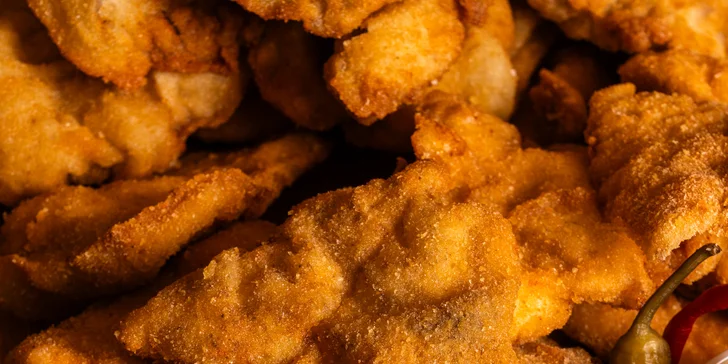 Prkno s kuřecími a vepřovými řízky a smaženou goudou o váze 0,5–2 kg vč. příloh až pro 8 osob