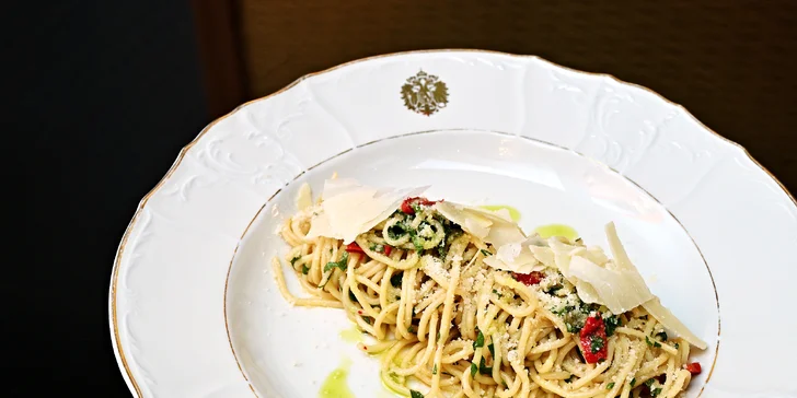 3–5chod. menu dle výběru pro 2 v Grandhotelu Bohemia: konfitované kachní prso, pstruh i dort