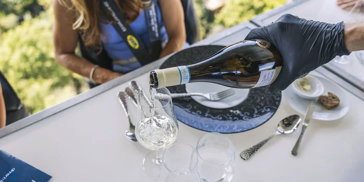 Adrenalinová romantika v oblacích nad Prahou: tapas, oběd či večeře od Dinner in the Sky