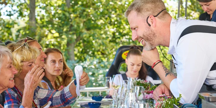 Adrenalinová romantika v oblacích nad Prahou: tapas, oběd či večeře od Dinner in the Sky