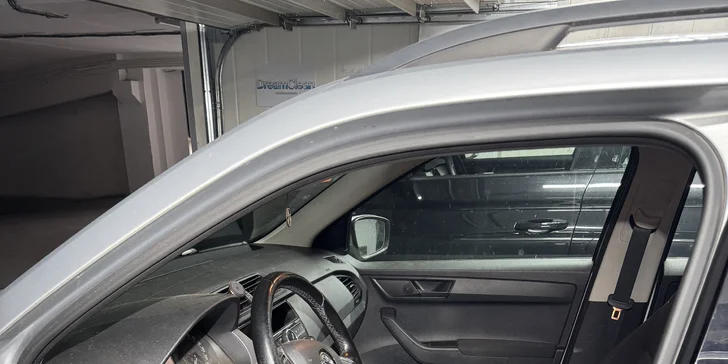 Čištění interiéru auta: vysátí, tepování textilních i kožených sedaček, oživení plastů, provonění