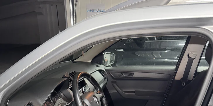 Čištění interiéru auta: vysátí, tepování textilních i kožených sedaček, oživení plastů, provonění