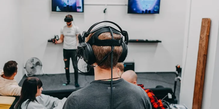 Hodiny virtuální reality i se závodním simulátorem až pro 4 hráče