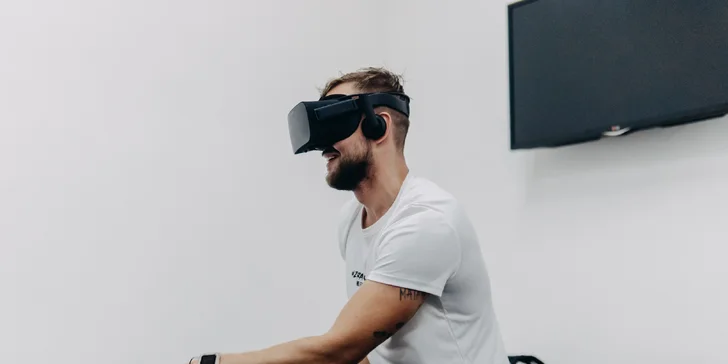 Hodiny virtuální reality i se závodním simulátorem až pro 4 hráče