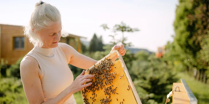 Včelařem na zkoušku vč. pobytu v apidomku a ochutnávky včelích produktů, pro 3 osoby