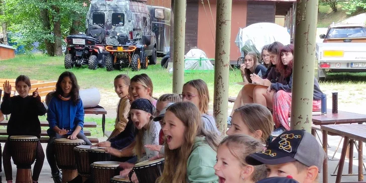 Zažijte rytmus: Workshop na africké bubny Djembe s dopravou zdarma po celé ČR