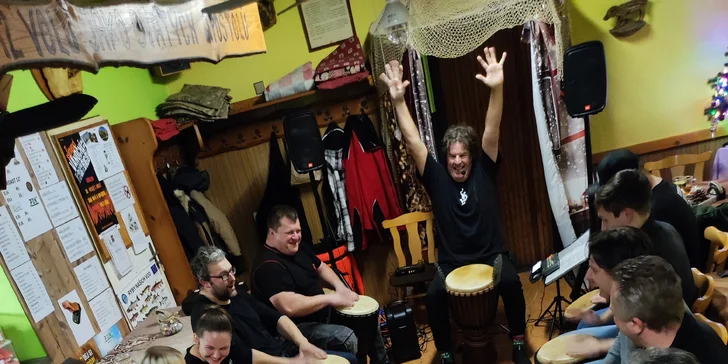Zažijte rytmus: Workshop na africké bubny Djembe s dopravou zdarma po celé ČR