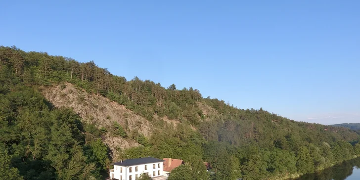 Pobyt na břehu Vltavy: hotelové pokoje se snídaní nebo polopenzí, nebo hausbót na vodě