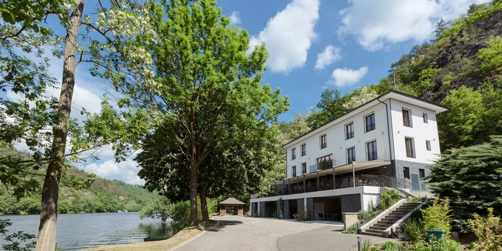 Pobyt na břehu Vltavy: hotelové pokoje se snídaní nebo polopenzí, nebo hausbót na vodě