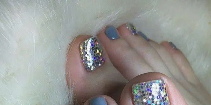 Manikúra i pedikúra: klasická, lakování gel lakem či shellacem i gelové a akrylové nehty