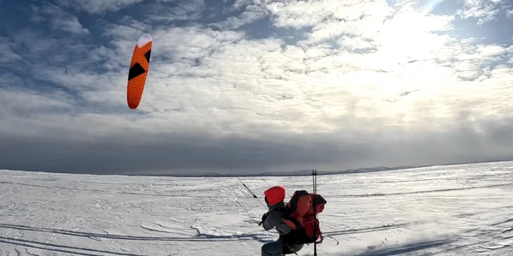 Zimní adrenalin: 1–⁠⁠⁠⁠⁠⁠2denní kurz snowkitingu se zkušenými instruktory
