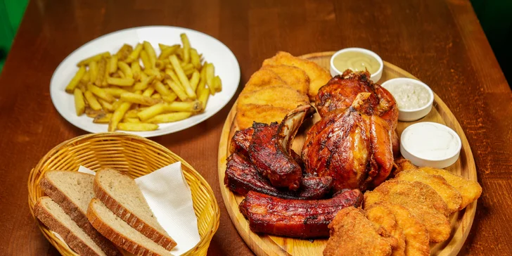 Téměř 2kg masové prkno s přílohami pro 2–4 osoby: řízky, koleno a žebra