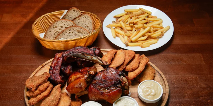 Téměř 2kg masové prkno s přílohami pro 2–4 osoby: řízky, koleno a žebra