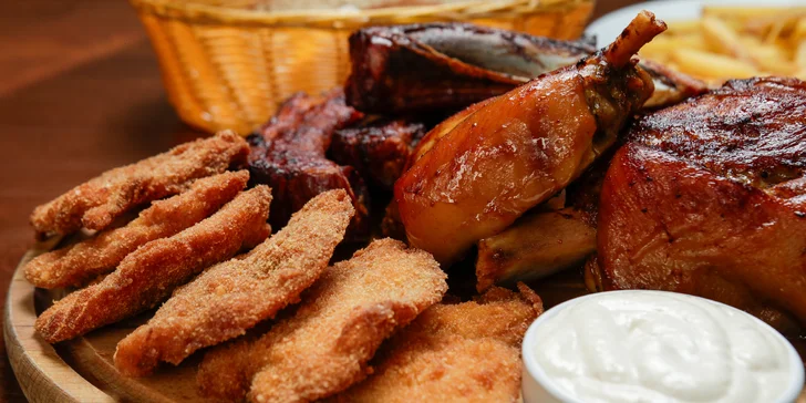 Téměř 2kg masové prkno s přílohami pro 2–4 osoby: řízky, koleno a žebra