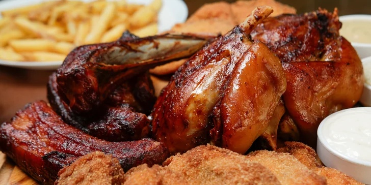 Téměř 2kg masové prkno s přílohami pro 2–4 osoby: řízky, koleno a žebra