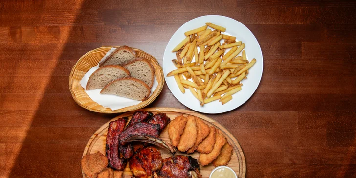 Téměř 2kg masové prkno s přílohami pro 2–4 osoby: řízky, koleno a žebra