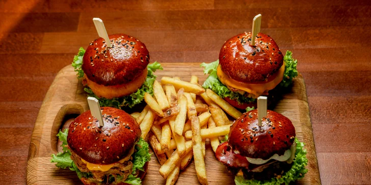 2-4 šťavnaté miniburgery s hovězím, trhaným vepřovým i kuřecím a hranolky