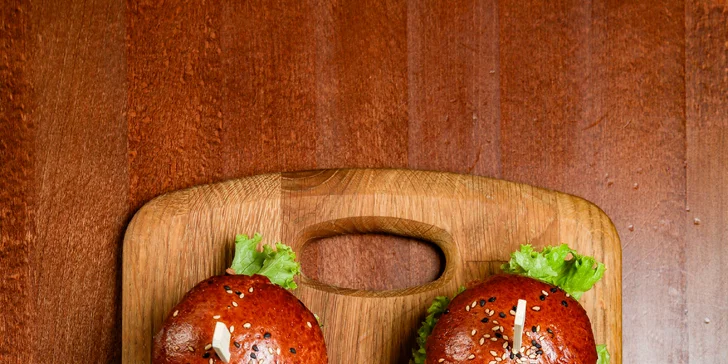 2-4 šťavnaté miniburgery s hovězím, trhaným vepřovým i kuřecím a hranolky