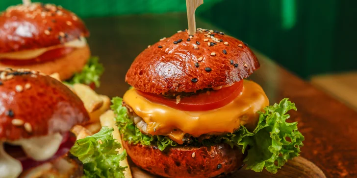 2-4 šťavnaté miniburgery s hovězím, trhaným vepřovým i kuřecím a hranolky
