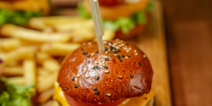 2-4 šťavnaté miniburgery s hovězím, trhaným vepřovým i kuřecím a hranolky