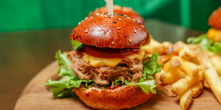 2-4 šťavnaté miniburgery s hovězím, trhaným vepřovým i kuřecím a hranolky