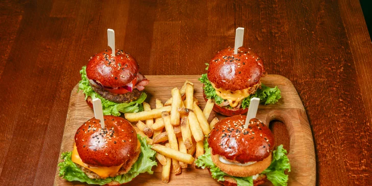 2-4 šťavnaté miniburgery s hovězím, trhaným vepřovým i kuřecím a hranolky