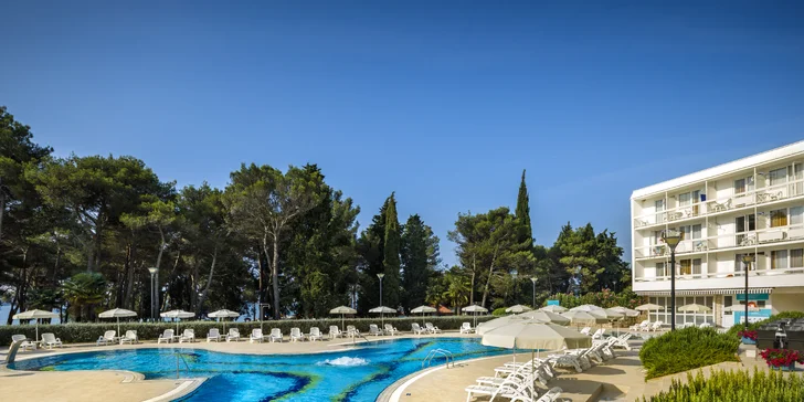 Relax na Istrii: hotel u pláže s infinity bazénem, snídaně či polopenze, dítě zdarma