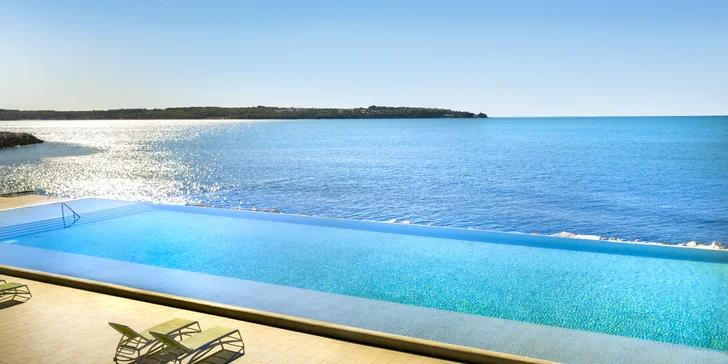 Relax na Istrii: hotel u pláže s infinity bazénem, snídaně či polopenze, dítě zdarma
