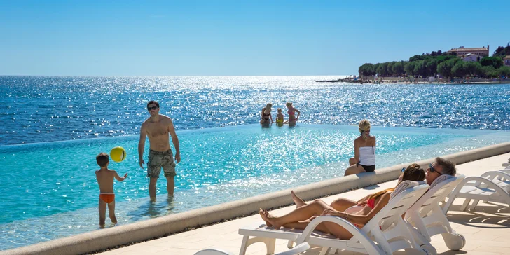 Relax na Istrii: hotel u pláže s infinity bazénem, snídaně či polopenze, dítě zdarma