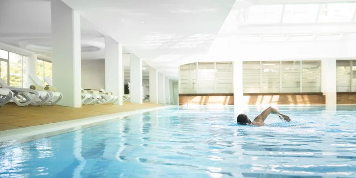 Relax na Istrii: hotel u pláže s infinity bazénem, snídaně či polopenze, dítě zdarma