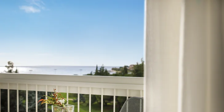 Relax na Istrii: hotel u pláže s infinity bazénem, snídaně či polopenze, dítě zdarma