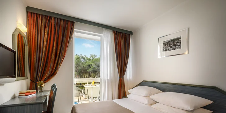 Relax na Istrii: hotel u pláže s infinity bazénem, snídaně či polopenze, dítě zdarma